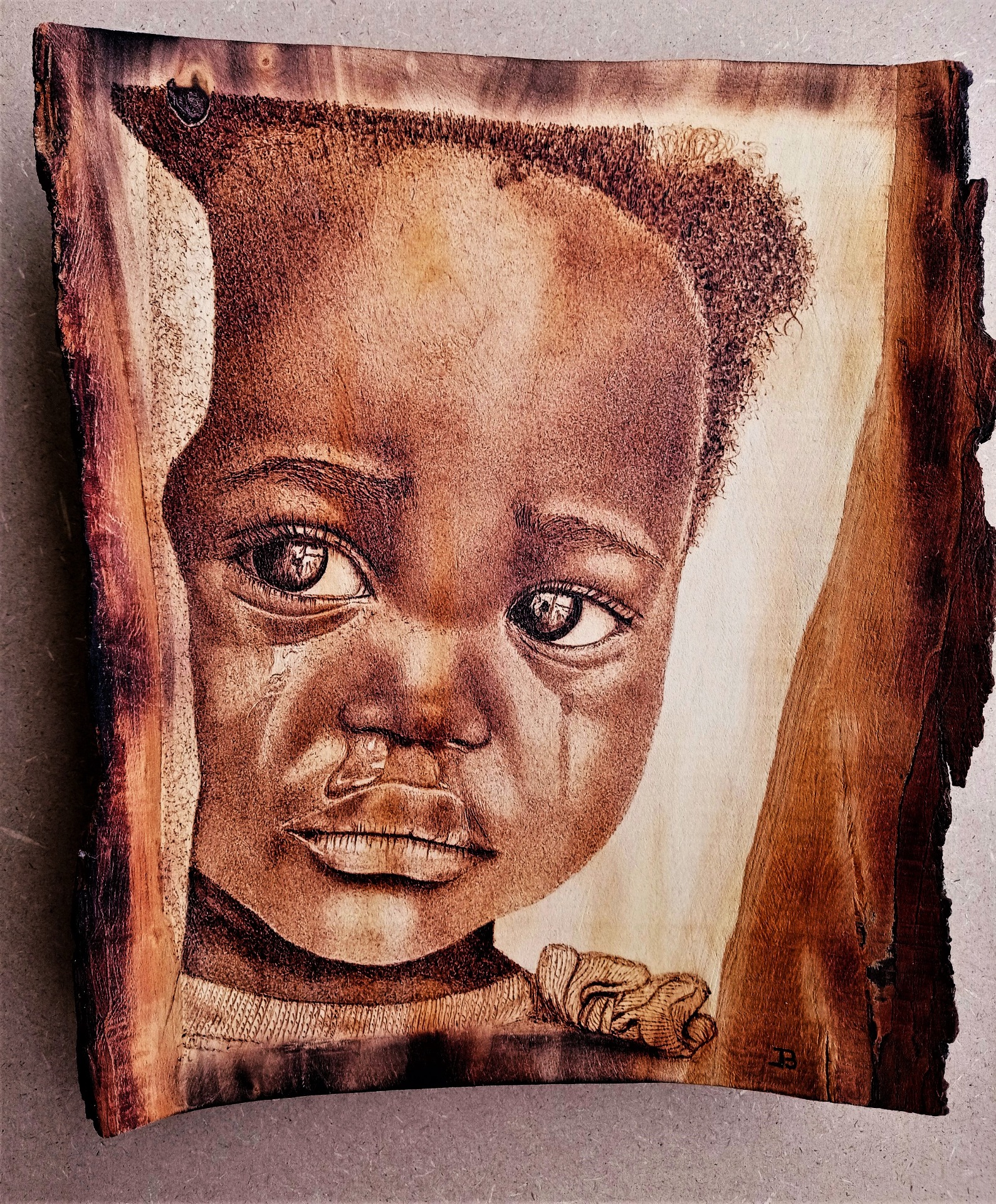 PLEUREUSE (sur socle bois de hêtre) 25cmx35cm